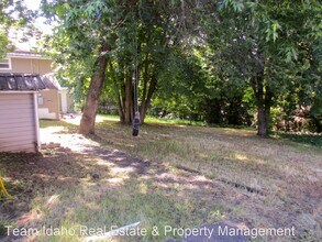 919/919.5 W A St in Moscow, ID - Foto de edificio - Building Photo