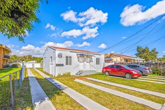 2165 NW 23rd St, Unit 2 in Miami, FL - Foto de edificio - Building Photo