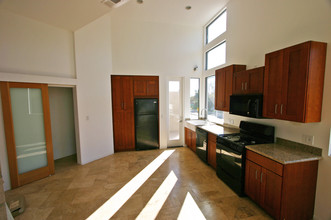 3244 Nimitz Blvd in San Diego, CA - Foto de edificio - Building Photo