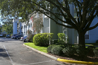 Whitehall Student Apartments in Tallahassee, FL - Foto de edificio - Building Photo