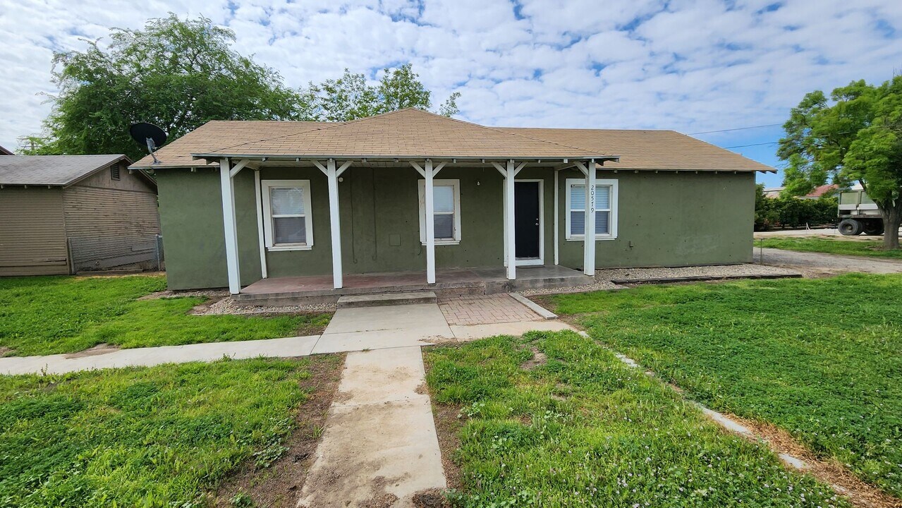 20579 Ave 184 in Strathmore, CA - Building Photo