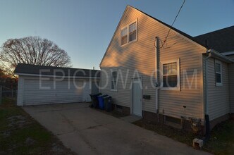 1229 Oakland Rd NE in Cedar Rapids, IA - Building Photo - Building Photo