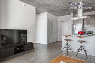 450 W Belmont Ave, Unit FL5-ID983 in Chicago, IL - Building Photo - Building Photo