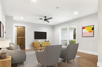 10005 Newcombe Dr in Dallas, TX - Building Photo - Building Photo