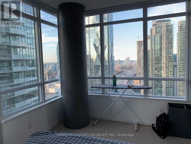 55-3055 Bremner Blvd in Toronto, ON - Building Photo - Building Photo