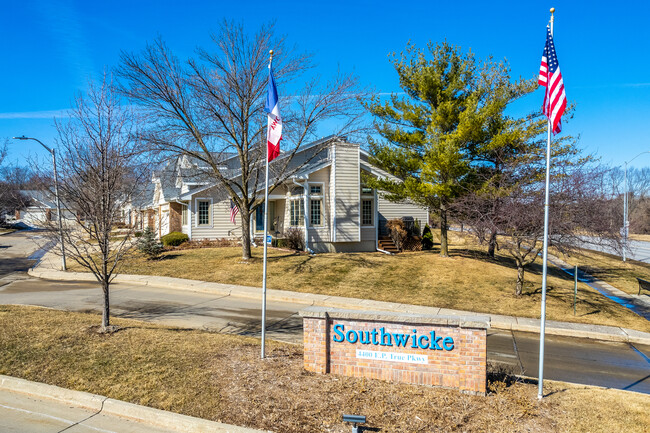 Southwicke Townhomes in West Des Moines, IA - Foto de edificio - Building Photo