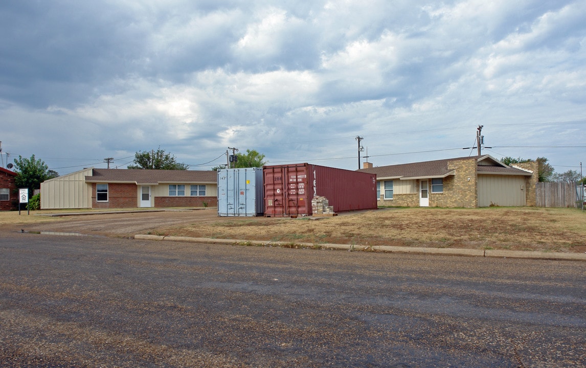 Cottonwood Village in Lorenzo, TX - Building Photo
