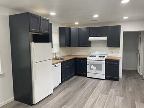 1617 Meadowbrook Dr in Garland, TX - Foto de edificio - Building Photo