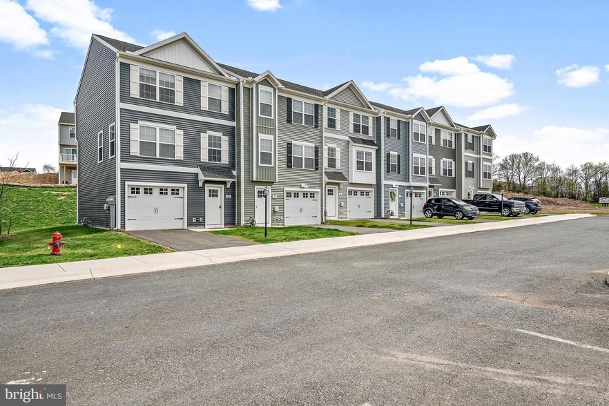 406 Cadbury Dr in Red Lion, PA - Building Photo