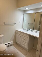 58 Amberly Dr in Englishtown, NJ - Foto de edificio - Building Photo
