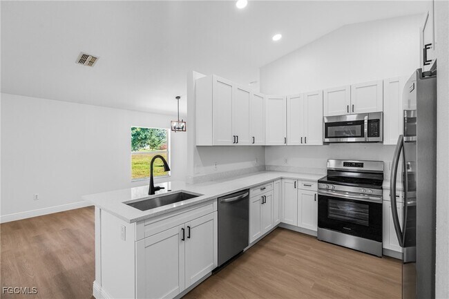 323 NW 10th St in Cape Coral, FL - Building Photo - Building Photo