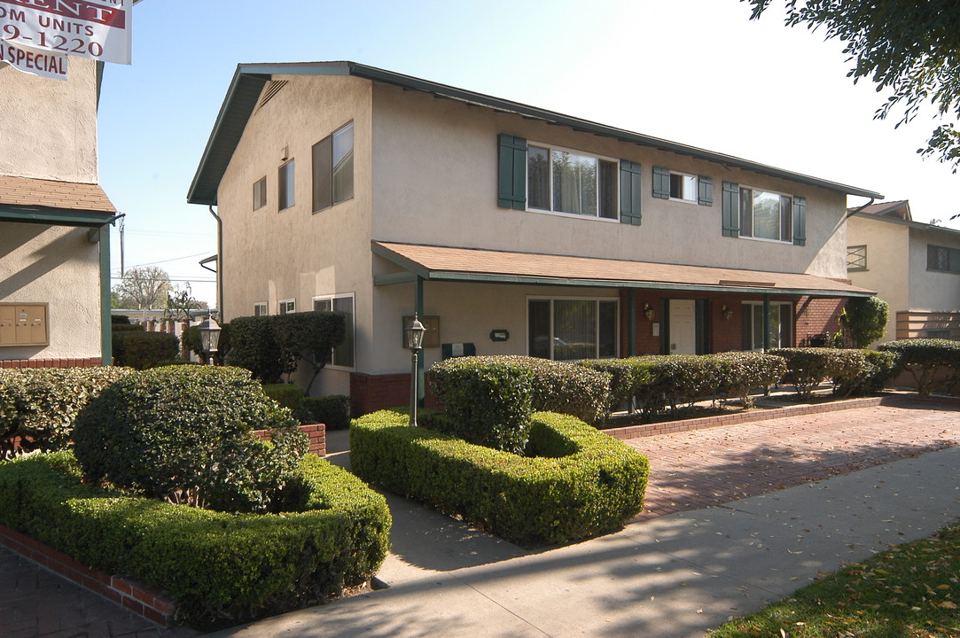 860-870 N Campus Ave in Upland, CA - Foto de edificio