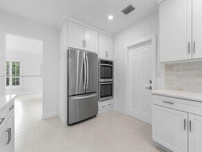 6601 Riviera Dr in Coral Gables, FL - Building Photo - Building Photo