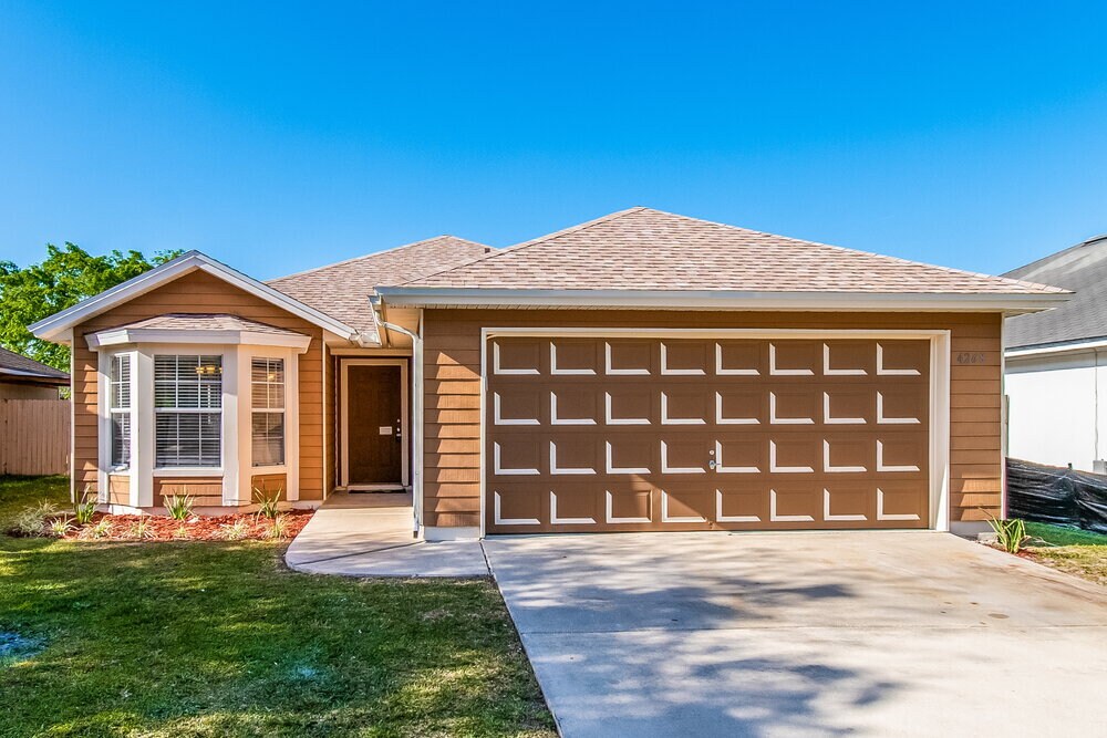 4268 Hanging Moss Dr in Orange Park, FL - Building Photo