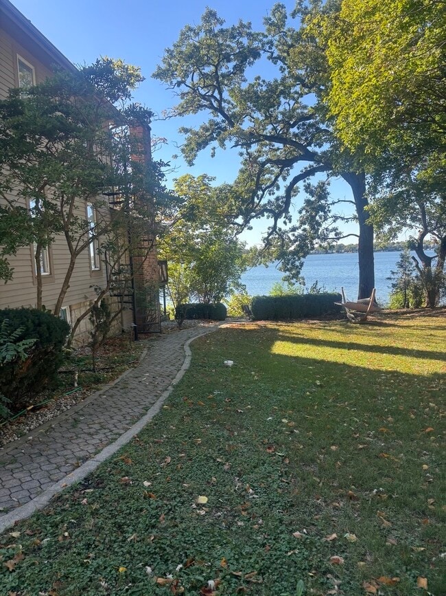 21 Lakeview Pl in Lake Zurich, IL - Building Photo - Building Photo