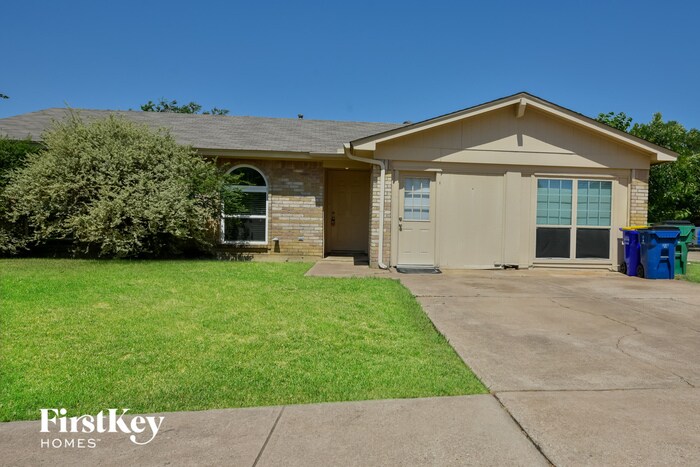 7621 Clover Ln in Watauga, TX - Building Photo