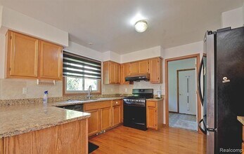 2358 Saffron Ct in Troy, MI - Foto de edificio - Building Photo