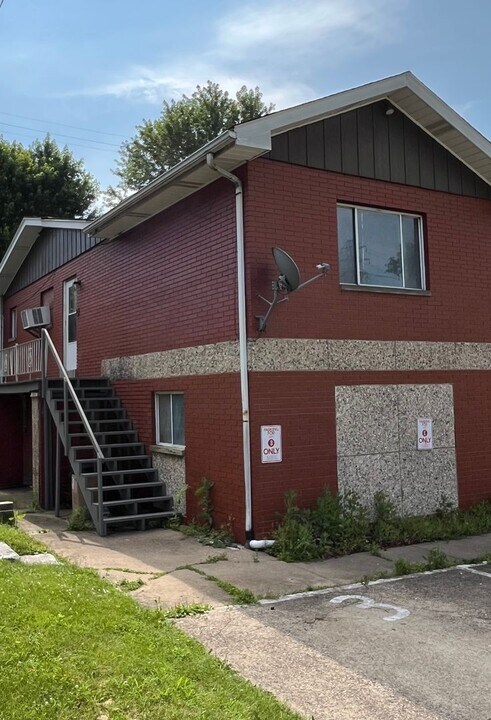 100 Woodland Rd in Mingo Junction, OH - Building Photo