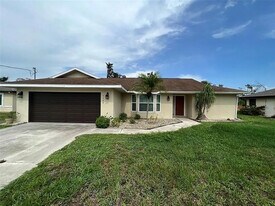 7044 Denmark St in Englewood, FL - Building Photo