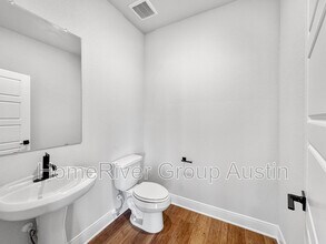 105 Skyflower Ln in San Marcos, TX - Foto de edificio - Building Photo