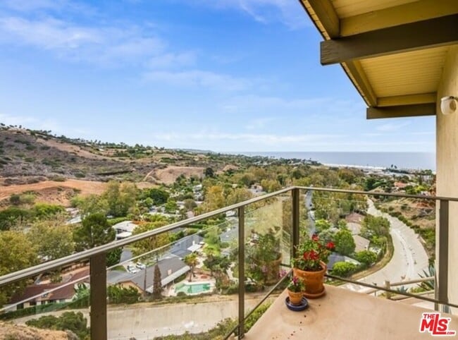 6232 Tapia Dr in Malibu, CA - Building Photo - Building Photo
