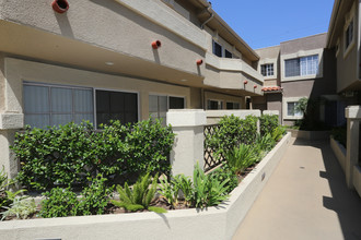 Craner Villa in North Hollywood, CA - Foto de edificio - Building Photo