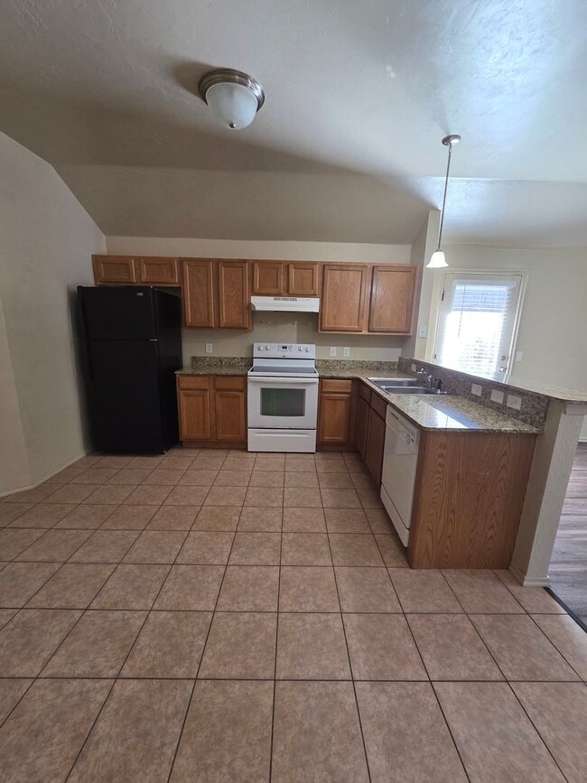 909 West Prairie Wind Way in Mustang, OK - Building Photo - Building Photo