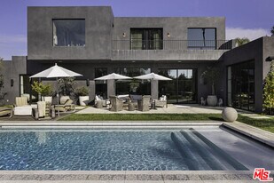 6603 Dume Dr in Malibu, CA - Building Photo