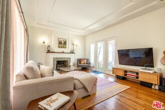 221 W 64th Pl in Inglewood, CA - Foto de edificio - Building Photo