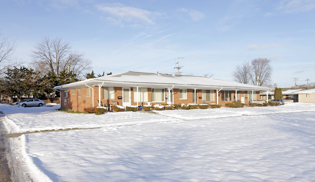 23371 Kelly Rd in Eastpointe, MI - Building Photo