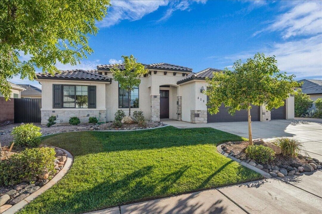 428 E Steeplechase Rd in Washington, UT - Building Photo