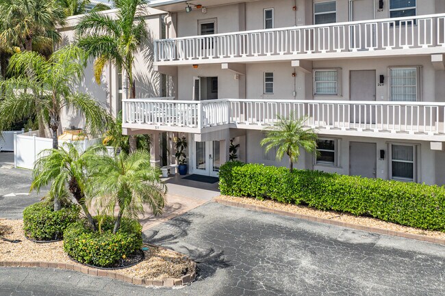 Island Towers in Lantana, FL - Building Photo - Building Photo