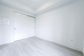 11 Yorkville Avenue in Toronto, ON - Building Photo - Building Photo