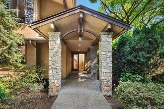 8300 SE 82nd St in Mercer Island, WA - Building Photo - Building Photo