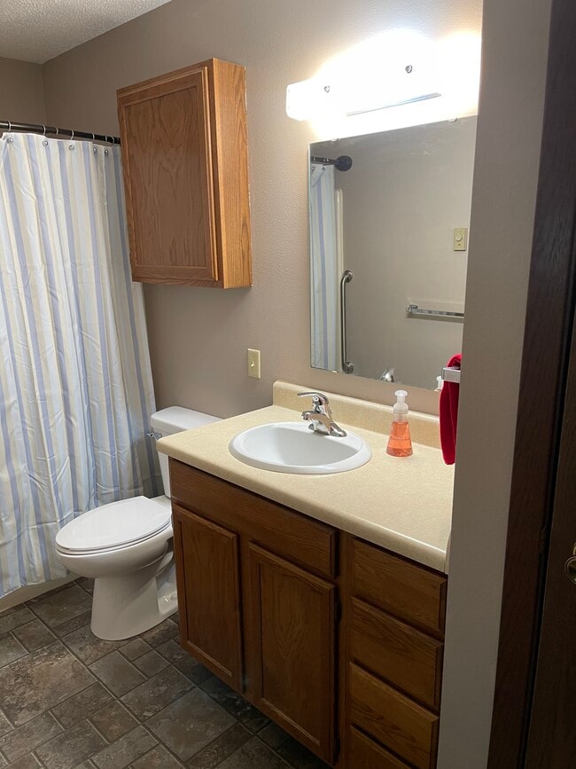 1006 Hackberry Dr, Unit 2 in Marshall, MN - Foto de edificio - Building Photo