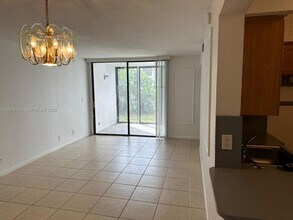 212 Lake Pointe Dr in Oakland Park, FL - Building Photo - Building Photo