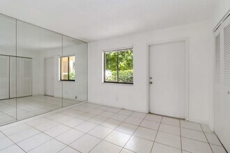 2820 Tennis Club Dr, Unit 204 in West Palm Beach, FL - Building Photo - Building Photo