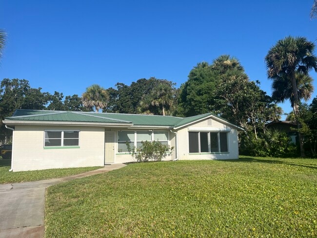 property at 1110 S Riverside Dr
