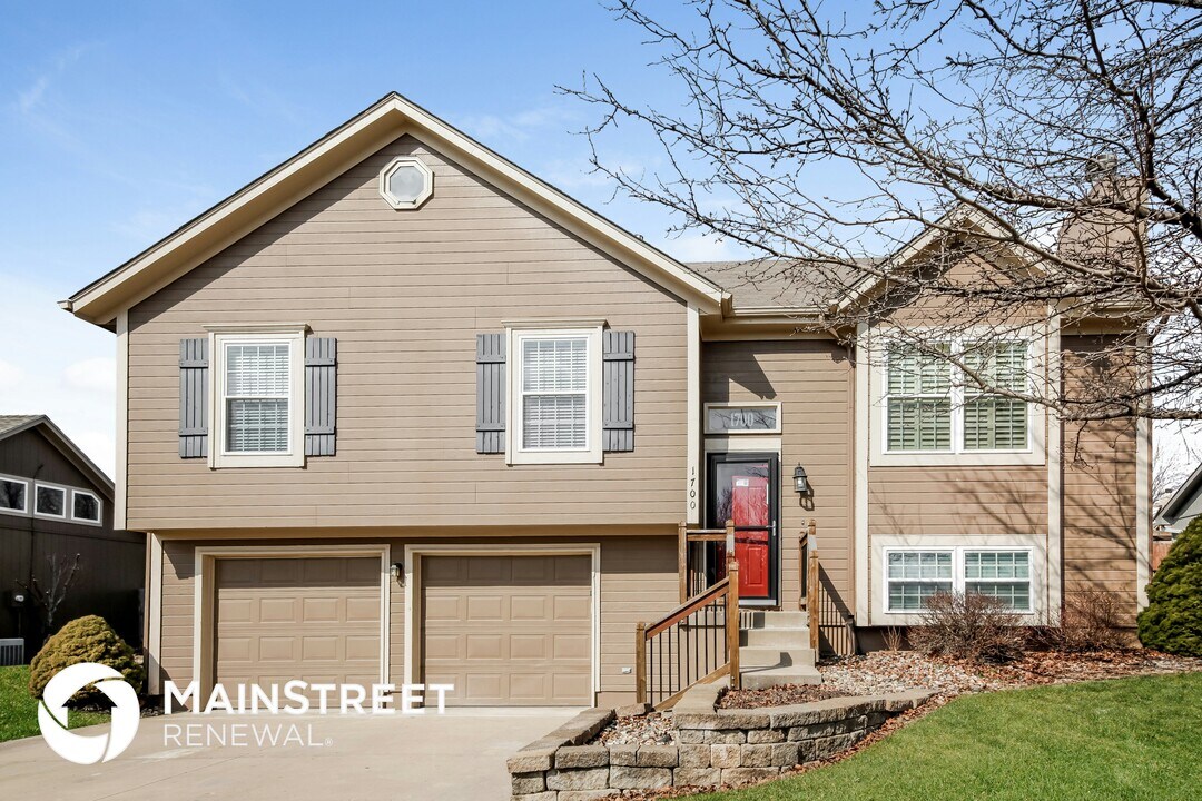 1700 Cove Dr in Raymore, MO - Building Photo