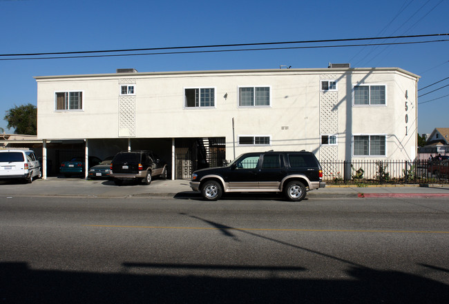 4501 W Lennox Blvd in Inglewood, CA - Foto de edificio - Building Photo