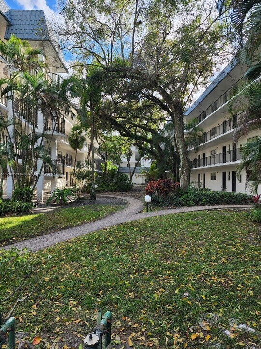 3300 Spanish Moss Terrace in Lauderhill, FL - Building Photo