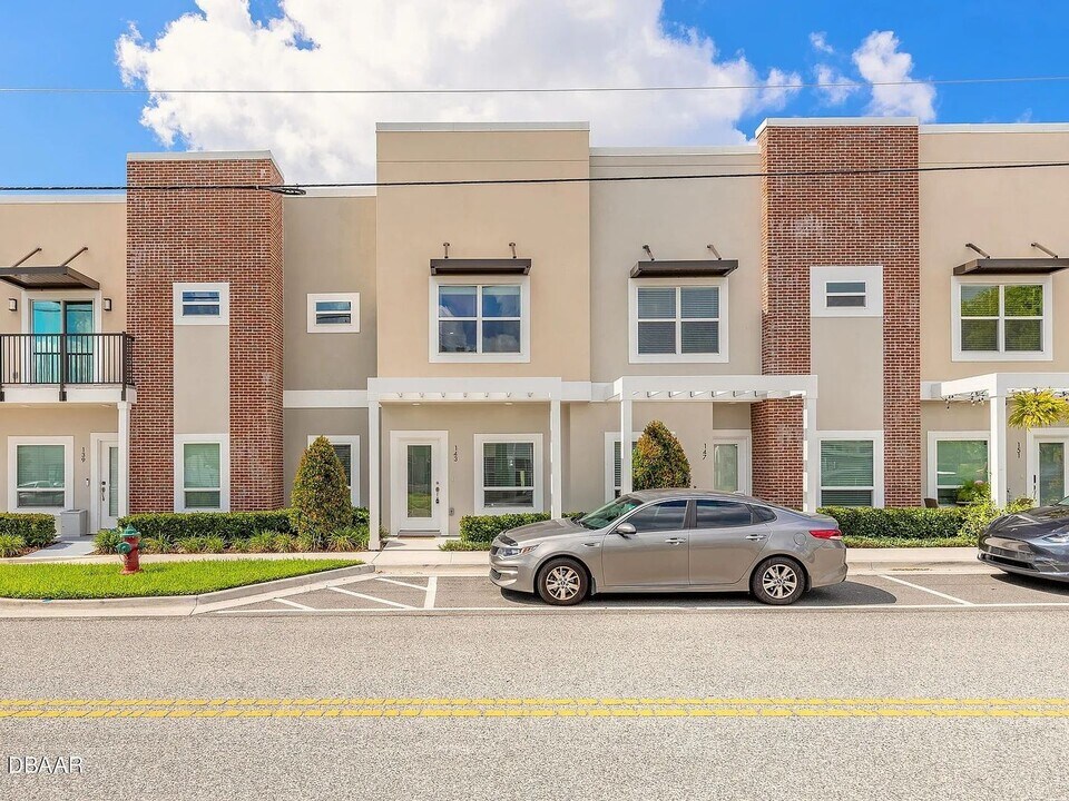 143 W Fulton St in Sanford, FL - Building Photo