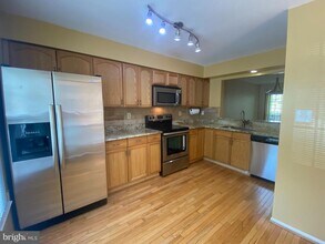 7303 Stream Way in West Springfield, VA - Building Photo - Building Photo