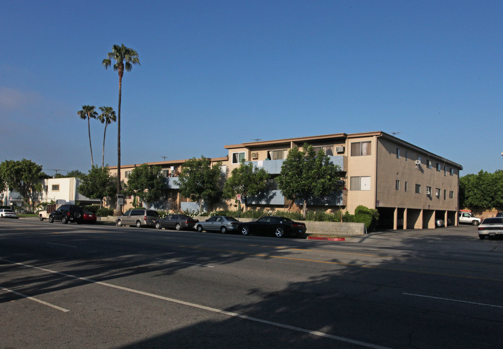 7025 Woodman Ave in Van Nuys, CA - Building Photo