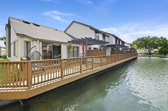 1012 Landings Blvd in Greenacres, FL - Building Photo - Building Photo