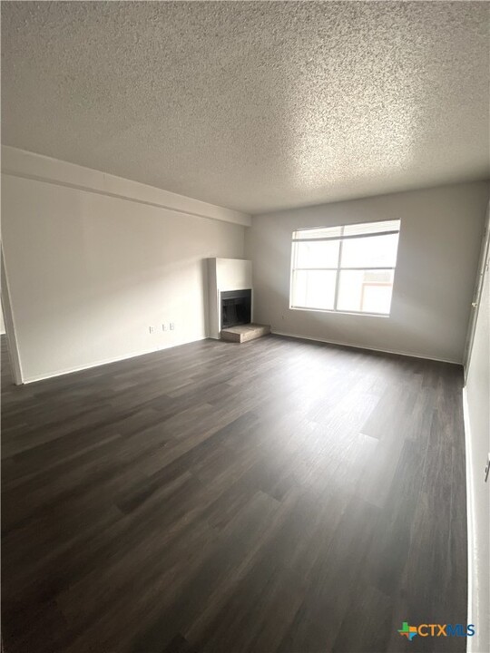 205 Craddock Ave in San Marcos, TX - Building Photo