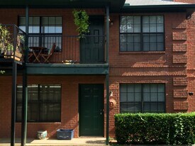 113 Wildwood Ct, Unit B in Grapevine, TX - Building Photo