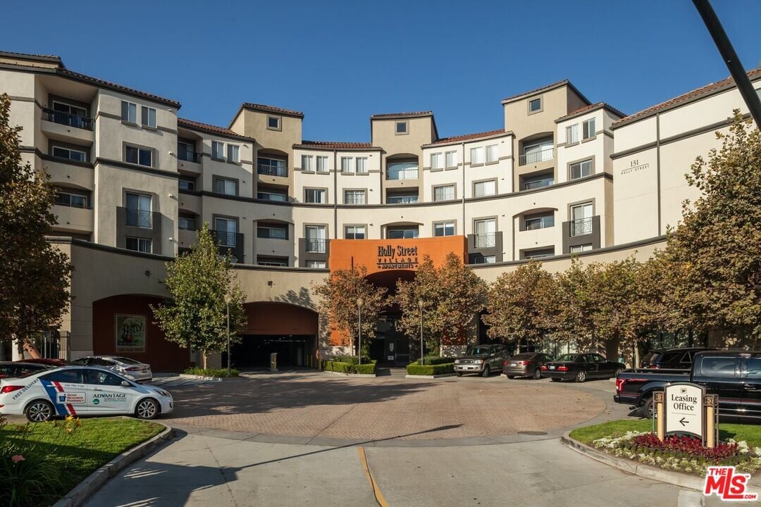 151 E Holly St in Pasadena, CA - Building Photo