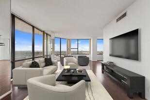 15 Greenway Plz in Houston, TX - Building Photo