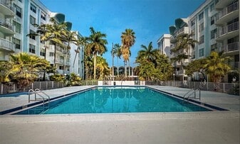 496 NW 165th St in Miami, FL - Building Photo